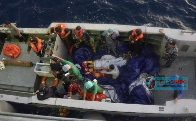  Mesin Kapal Mati, Anggota TNI AL Bantu Seorang Ibu Yang  Terombang-ambing Saat Melahirkan Diperairan Sumenep