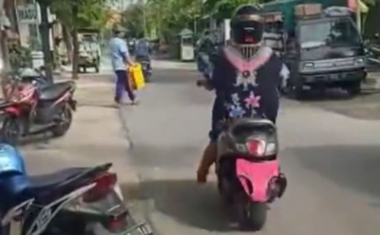  Viral, Seorang Wanita Menutupi Pelat Motor Dengan Celana Dalam Untuk Hindari Tilang Elektronik