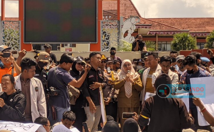  Tolak Kenaikan Harga BBM, Ratusan Mahasiswa Kepung Pemkab Sumenep