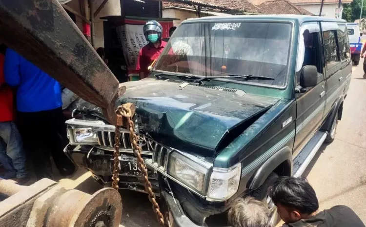  Mobil Seruduk Bengkel, Satu Orang Meninggal Dunia