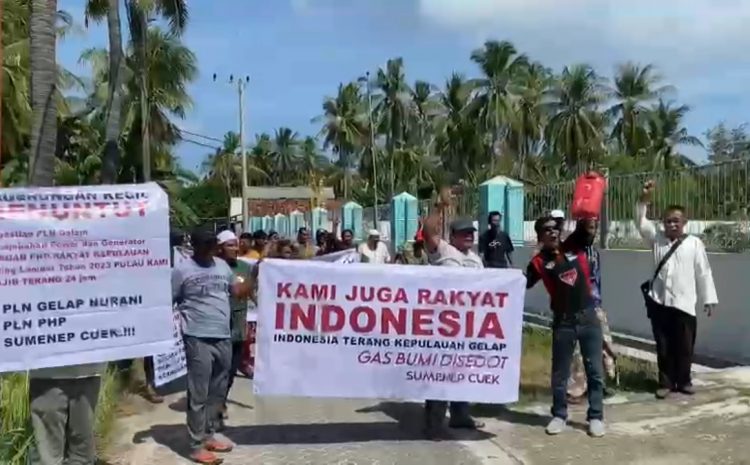  Ratusan Masyarakat Desa Pagerungan Kecil Menuntut Pelayanan PLN Setempat Nyala 24 Jam