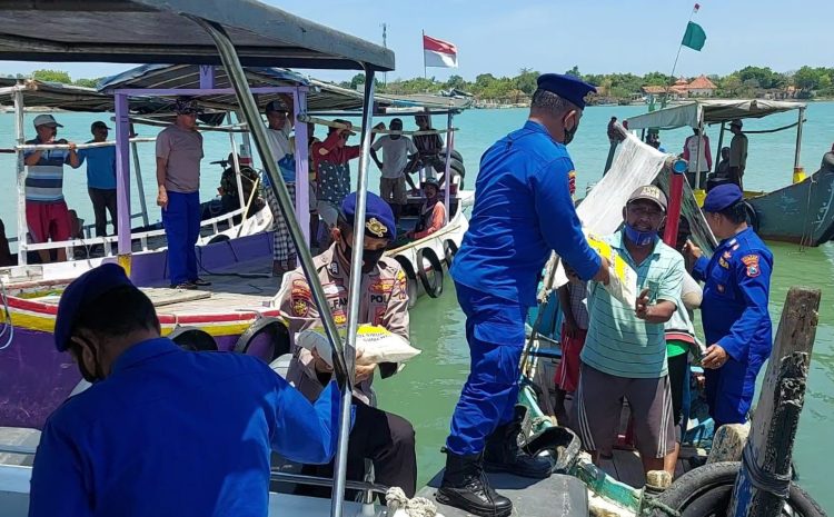  Cuaca Ekstrem, Polres Sumenep Beri Himbauan dan Bagikan Sembako ke Nelayan
