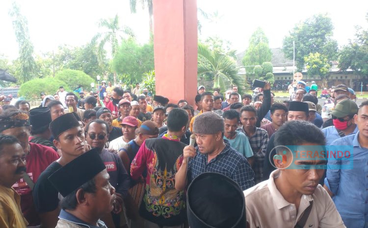  Ratusan Dump Truck Kepung DPRD Sumenep