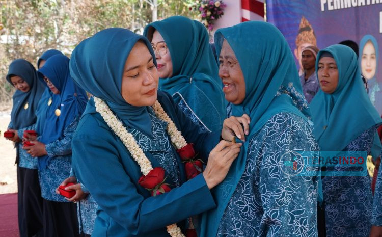  Nia Kurnia Fauzi Beri Pin Emas kepada Kader PKK yang Mengabdi Puluhan Tahun