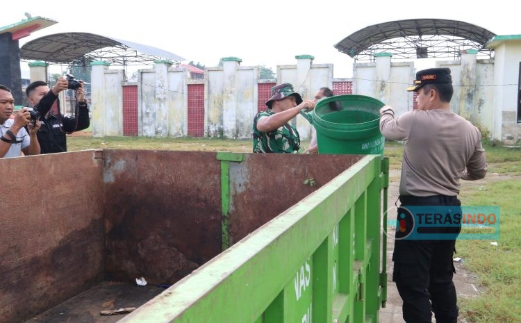  Dandim dan Kapolres Sumenep Pimpin Kegiatan Gotong Royong Bersih-bersih Pasar