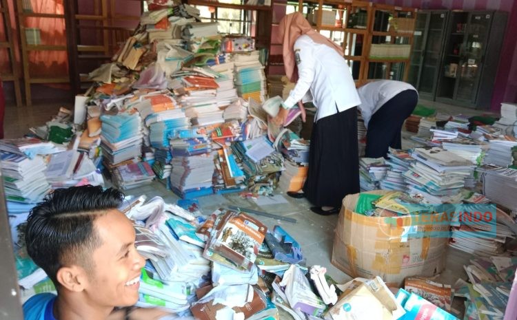  Ratusan Buku Mata Pelajaran Rusak Akibat Banjir di SMKN 1 Arosbaya, Bangkalan