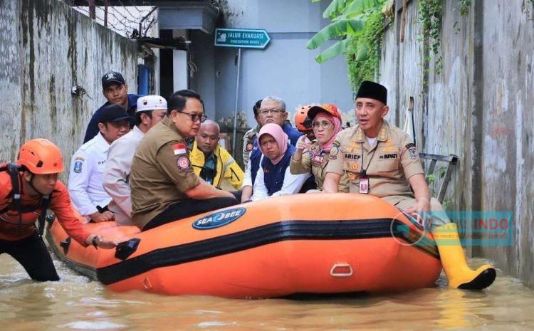  Pj Gubernur Jatim Adhy Karyono Tinjau Banjir di Bangkalan