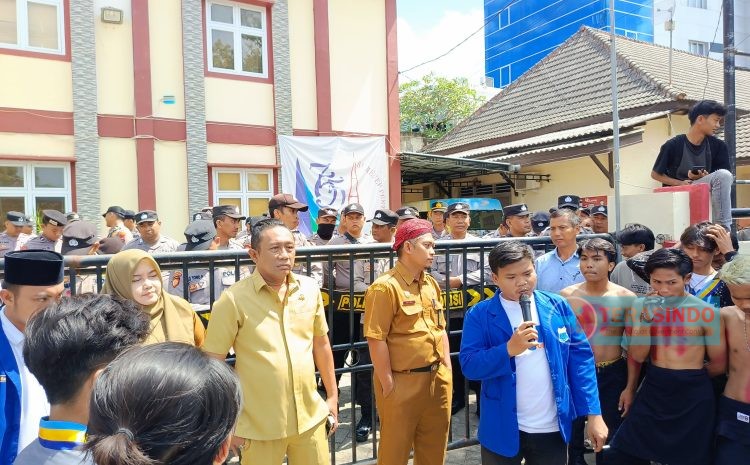  Gruduk Kantor Disbudporapar, PK PMII UNIBA MADURA Tuding Anggaran Kalender Event Sumenep 2024 Mubazir