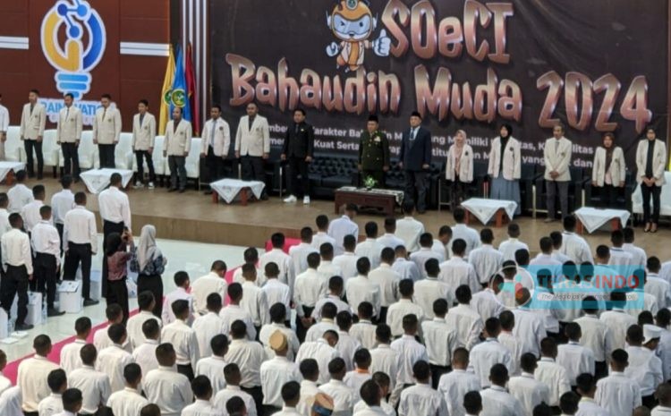  UNIBA Madura Sambut Mahasiswa Baru dengan Kirab 1.200 Maba dan Pembuatan Papermob Pertama dalam Gelaran SOeCI 2024