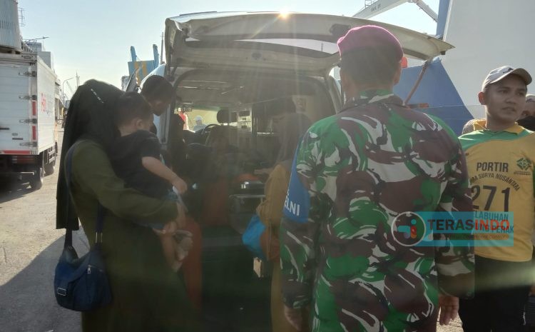  Dinsos Sumenep Tak Mampu Beri Bantuan,Akhirnya RSU dr Moh. Anwar Jemput Hendri, Warga Sapeken yang Lumpuh dan Kritis,di Pelabuhan Tanjung Perak