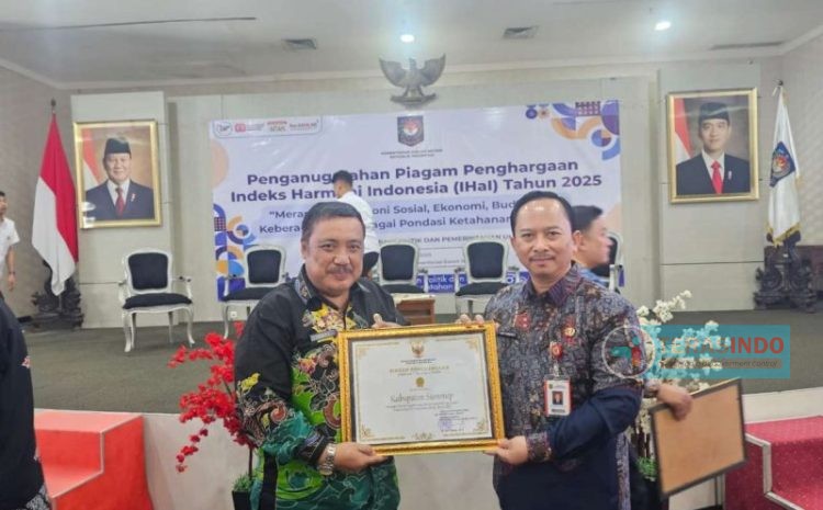  Bakesbangpol Terima Penghargaan Indeks Harmoni Indonesia 2025 Dari Kemendagri RI
