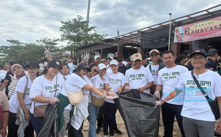 Peduli Lingkungan,ATR / BPN Badung Gelar Aksi Nyata Bersih – bersih Pantai Jimbaran