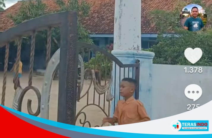 VIRAL! GEDUNG SEKOLAH HAMPIR ROBOH, WARGA: INI YANG SEKOLAH BUKAN HEWAN