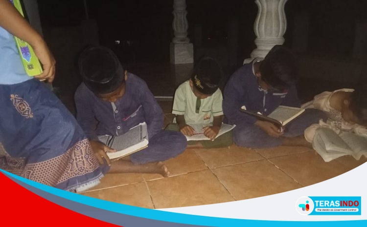  LISTRIK SERING PADAM, ANAK-ANAK MENGAJI TERPAKSA BELAJAR DENGAN CAHAYA SENTER HP