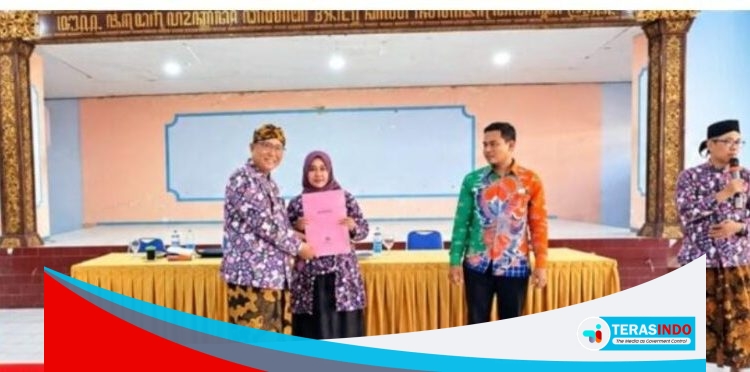  Kadisdik Sumenep Drs. H. Mohammad Ikhsan Tekankan Profesionalisme di Penyerahan SK 1.600 PPPK Paruh Waktu