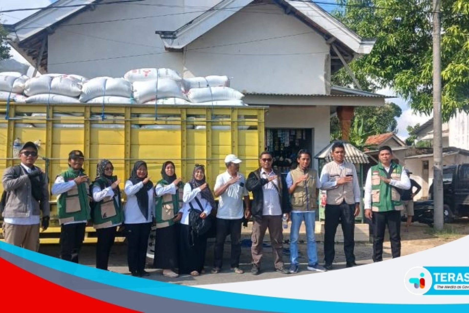 FOTO petugas dan petani  saat proses angkut gabah hasi petani di kabupaten sumenep