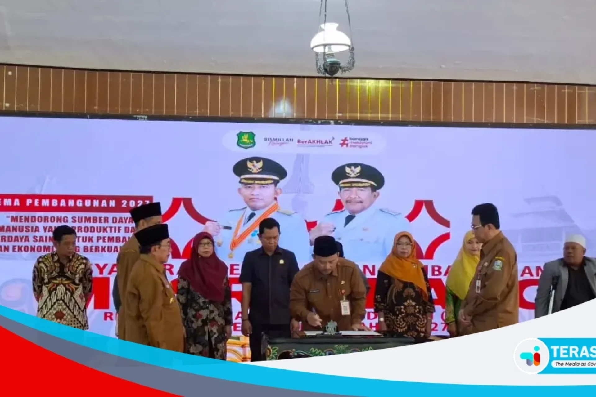 FOTO: Bappeda Arif Firmanto menandatangani dokumen Musrenbang RKPD 2027 di Pendopo Agung Keraton Sumenep