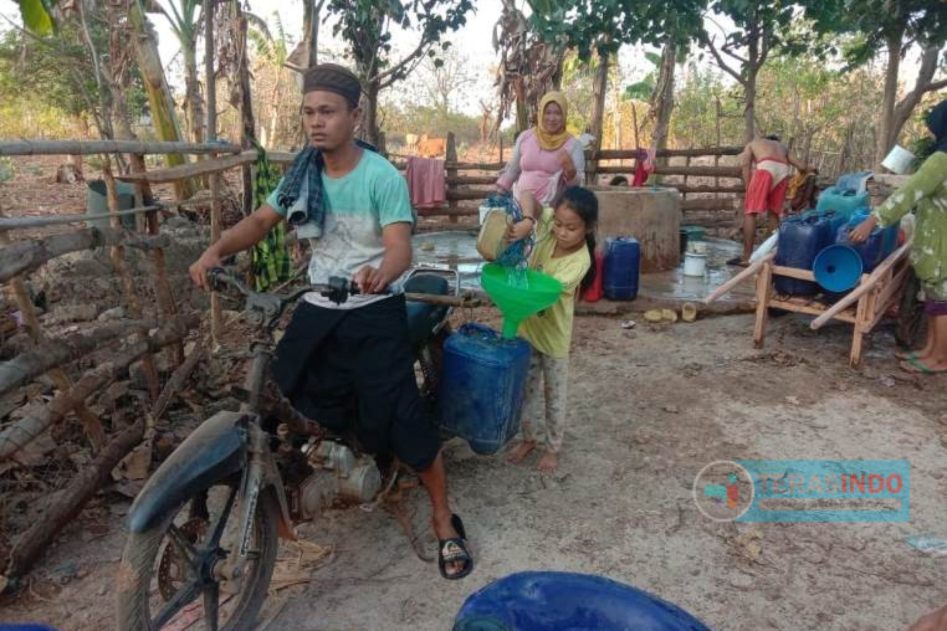 Foto: Morsalam dan warga  pulae saebus saat mencari sumber air minum
