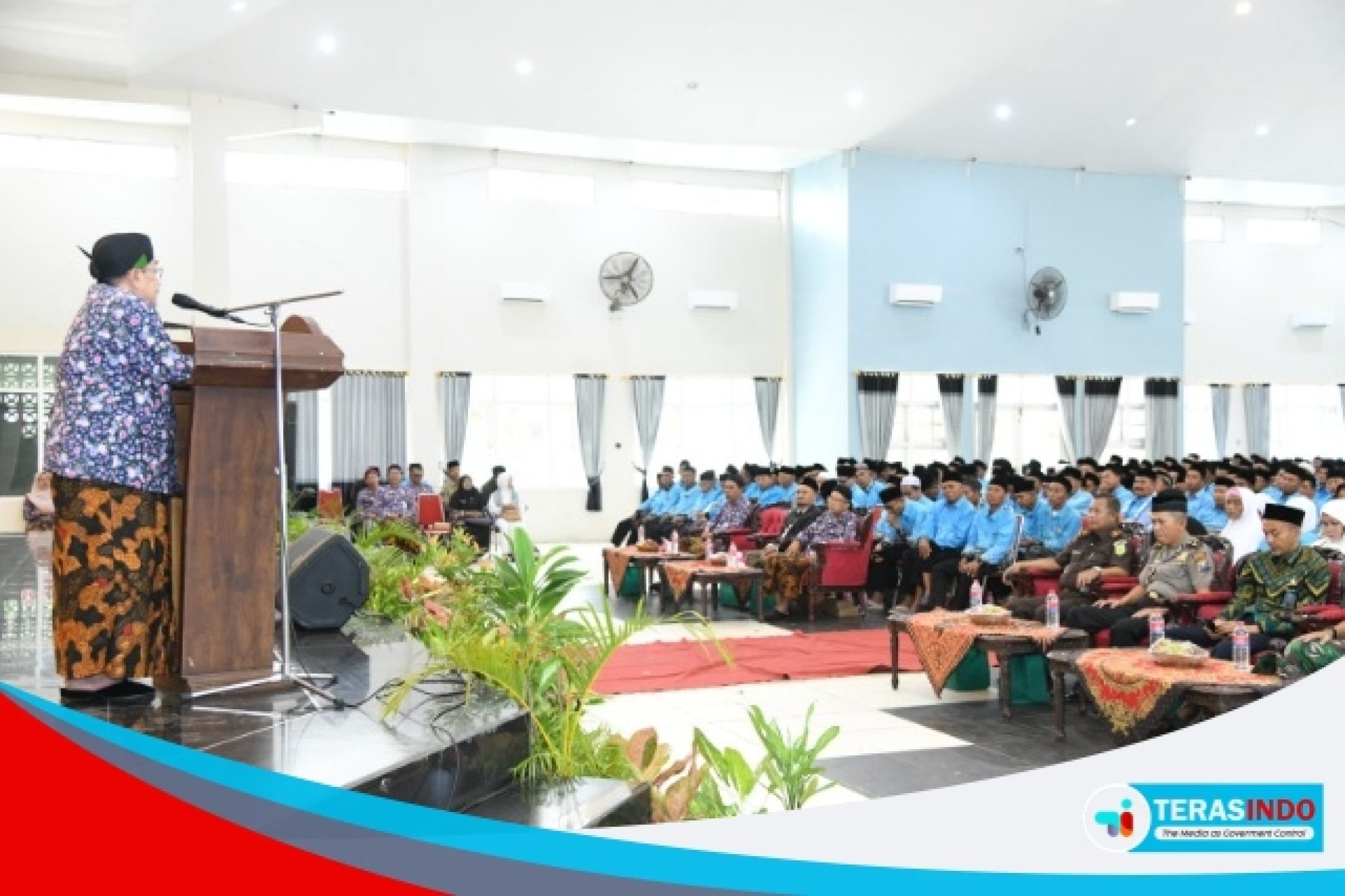 FOTO:Wakil Bupati KH.Imam Hsyim saat memberikan sambutan kepada Calon Jamaah Haji sebeleum diberangkatkan menuju tanah suci mekkah