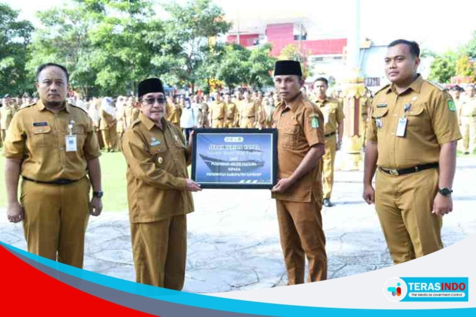 FOTO: wakil bupati secara sibolis menyerahkan perahu kelinik kepada kepala desa kalisangka kecamatan arjasa kabupaten sumenep