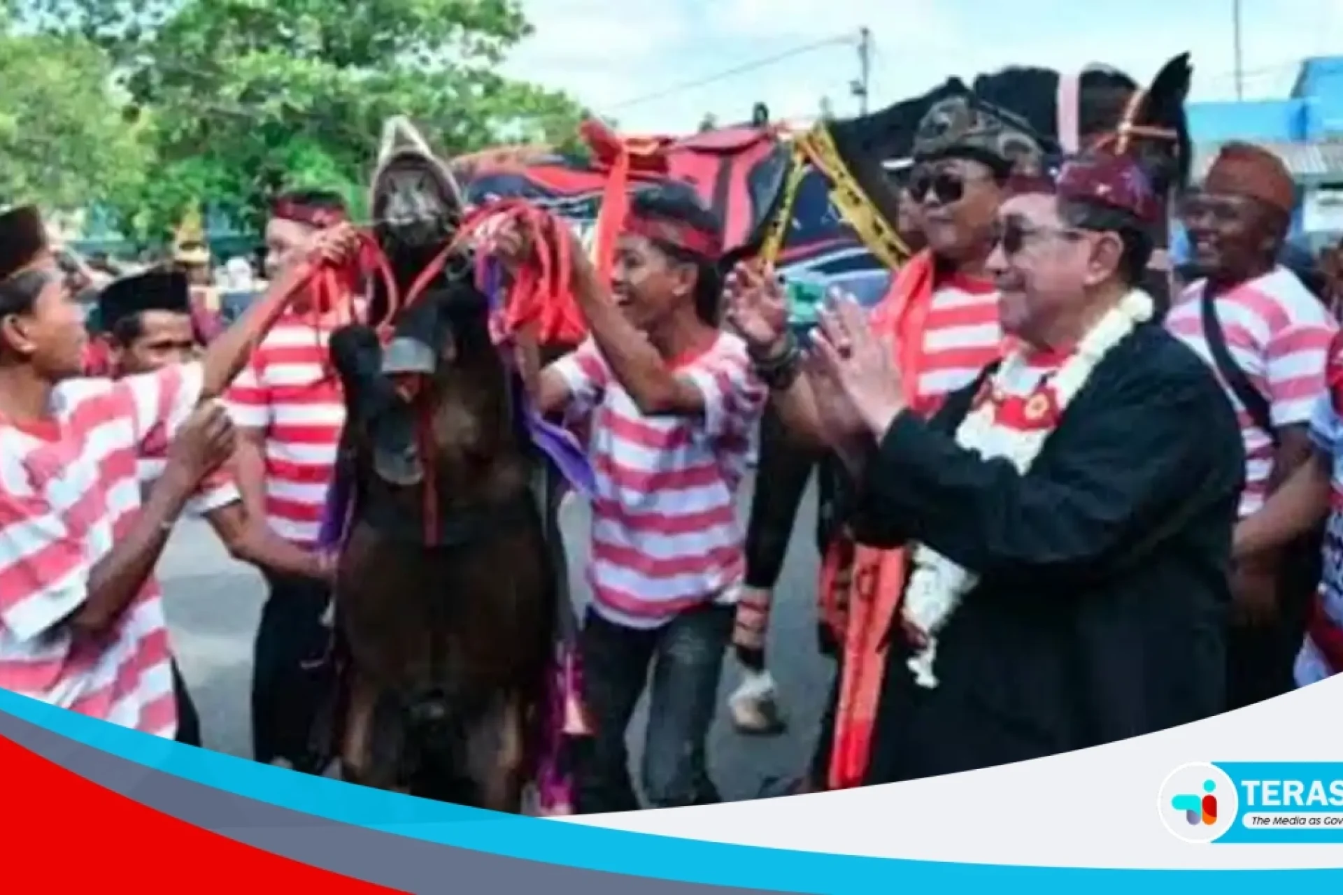 FOTO: Wakil Buapti Imam Hasyim saat trurun langsung dan berbaur bersama tim jaran serek di gor A yani