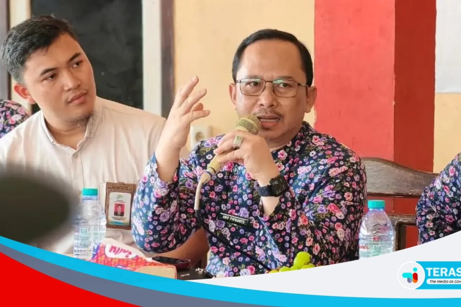 tegas-kepala-bappeda-sumenep-arif-firmanto-pegang-mikrofon-saat-mendampingi-kementerian-ppnbappenas-di-kecamatan-kalianget-EM5jT